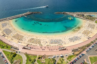 Playa de Amadores sahilinin havadan görünüşü, Gran Canaria, Kanarya Adaları, İspanya. Kanarya adalarında lüks tatil yerleri. İnanılmaz turkuaz deniz suyuyla çok güzel bir sahil.