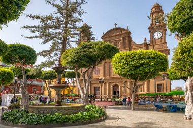 Gran Canaria, İspanya - 2 Şubat 2023: Galdar kasabasındaki Parroquia de Santiago Apostol Katolik Kilisesi, Gran Canaria Adası, İspanya. Kanarya Adaları seyahat yeri