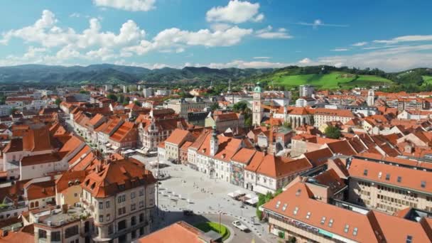 在阳光明媚的日子里 在斯洛文尼亚的马里博尔市鸟瞰风景 马里博尔是斯洛文尼亚第二大城市 Maribor Main Square Plague Column Historical Buildings — 图库视频影像