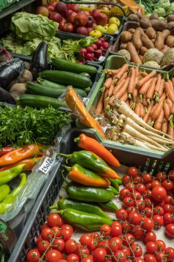 Sebze pazarının tezgahında çeşitli sebzeler var. Çiftçi gıda pazarında havuç, turp, patates ve diğer sebzeler satılıyor. Sağlıklı organik gıda konsepti. Yakın çekim görünümü