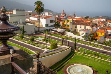 Jardines del Marquesado de la Quinta Roja bahçesi La Orotava kasabası, Tenerife, Kanarya adaları, İspanya. Tenerife adasındaki La Orotava kasabasında tropik botanik bahçeleri