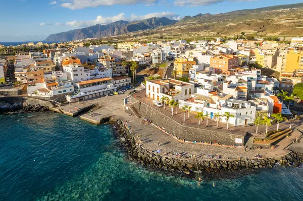 西班牙加那利群岛Tenerife的Alcala村风景如画 传统的加拿大沿海城镇 绿色香蕉种植园和著名的Los Gigantes山脉为背景 图库图片
