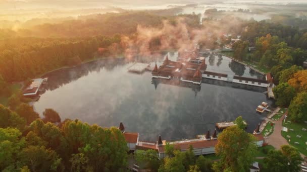 Тепловое Озеро Хевиз Восходе Солнца Венгрии Вид Воздуха Красивое Озеро — стоковое видео