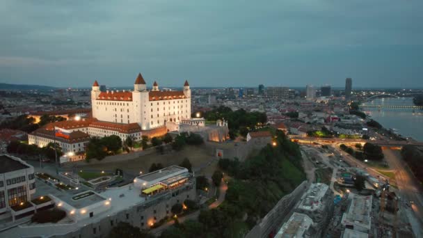 Bratislava Stadsgezicht Bij Schemering Slowakije Luchtfoto Van Het Kasteel Van — Stockvideo