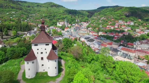 斯洛伐克Banska Stiavnica新城堡的空中景观 Banska Stiavnica在夏天开采城镇城市景观 斯洛伐克受欢迎的旅游胜地 — 图库视频影像