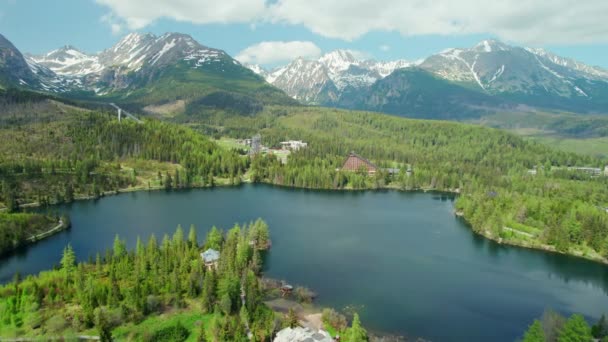 斯洛伐克高塔特拉山国家公园的Strbske Pleso山地湖 斯洛伐克著名的高山湖泊和美丽的塔特拉山的空中景观 — 图库视频影像