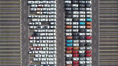 Satılık yeni arabaların tepeden aşağı görüntüsü. Küresel otomotiv sektöründe ithalat ve ihracat yapan satıcılar. Otomobil endüstrisinde dağıtım ve lojistik 
