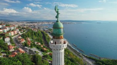 Faro della Vittoria deniz feneri güneşli bir günde, Trieste City, İtalya 'da. İtalya 'nın Akdeniz kıyısındaki Trieste kentinin havadan görünüşü. Tarihi deniz feneri, yakın plan. 