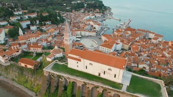 세인트 타르티니 광장과 역사적인 슬로베니아와 오래된 마을의 슬로베니아의 지중해 해안에 — 비디오