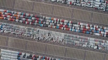 Satılık yeni arabaların tepeden aşağı görüntüsü. Küresel otomotiv sektöründe ithalat ve ihracat yapan satıcılar. Otomobil endüstrisinde dağıtım ve lojistik 