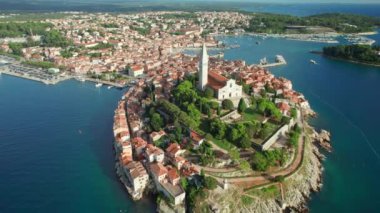 Adriyatik Denizi 'ndeki ünlü antik Hırvat kenti Istria yarımadası, Hırvatistan' ın Rovinj eski kentinin hava manzarası. Rovinj şehir manzarası, St. Euphemia katedrali ve günbatımında tarihi binalar.