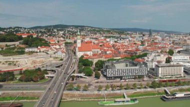 Bratislava şehri yazın, Slovakya. Şatosu olan Slovakya başkentinin panoramik hava manzarası, güneşli bir günde Tuna nehri ve eski kasaba üzerindeki köprü 