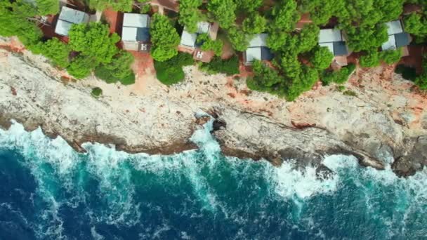位于克罗地亚伊斯特拉地区亚得里亚海岩石海岸的小型出租房屋的空中俯瞰 家庭度假旅游目的地 克罗地亚假日概念 — 图库视频影像
