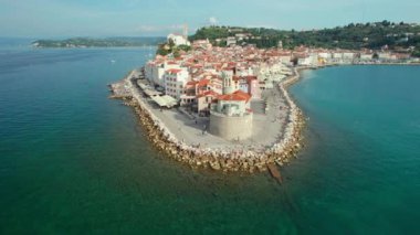 Eski bir deniz feneri, St. Georges Parish Kilisesi ve Slovenya 'daki tarihi binaları olan Piran' ın havadan görünüşü. Slovenya 'nın Akdeniz kıyısındaki Piran kenti. 
