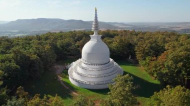 Macaristan 'daki Zalaszanto Stupa' nın hava manzarası. Avrupa 'nın en büyük Budist aptallarından biri. Drone yörünge görüntüleri. Macaristan 'daki ormanda büyük beyaz bir budist. Budizm, barış, maneviyat kavramı