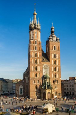 Krakow, Polonya - 27 Ekim 2022: Krakow, Polonya 'da güneşli bir günde St. Mary ve Market Meydanı Bazilikası.