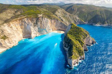 Yunanistan 'ın Zante kentindeki ünlü enkaz gemisi ile birlikte Navagio plajının havadan görüntüsü. Zakynthos Adası, İyon Denizi, Yunanistan 'daki Navagio Batık Plajı