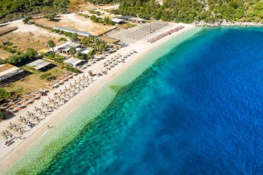 Yunanistan 'ın Kefalonia adasındaki Antisamos plajında kristal berraklığında masmavi bir su. Kefalonia Adası, İyon Adası, Yunanistan 'da güneşli yataklarla cennet manzarası.