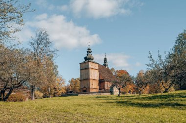 Polonya 'nın Nowy Sacz kentindeki Sadecki Park' taki açık hava skansen müzesindeki eski ahşap kilise. Lososina Dolna ahşap kilise