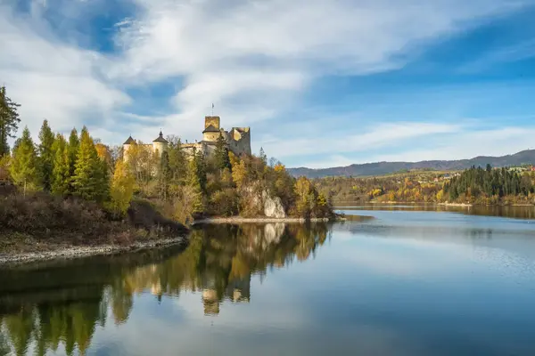 stock image Medieval Castle in Niedzica in autumn, Poland. Dunajec Castle, a medieval fortress located on the right bank of the Czorsztyn Reservoir in the village of Niedzica-Zamek in southern Poland.