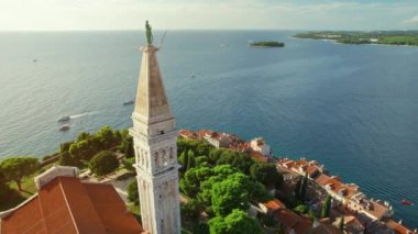 Adriyatik Denizi 'ndeki ünlü antik Hırvat kenti Istria yarımadası, Hırvatistan' ın Rovinj eski kentinin hava manzarası. Rovinj şehir manzarası, St. Euphemia katedrali ve günbatımında tarihi binalar.