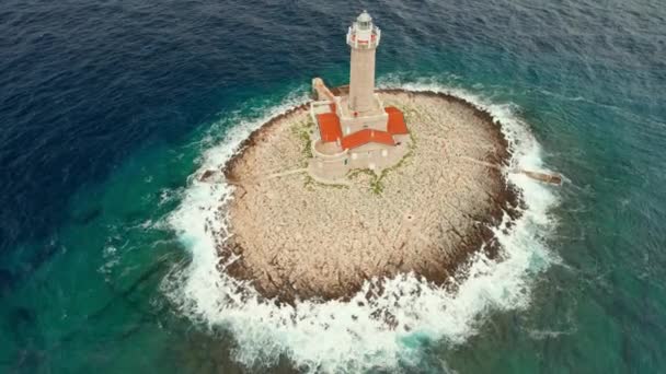 クロアチアの海にある小さな島の灯台 アドリア海 プーラ クロアチアの岩の上の美しいポーラー灯台の空中ビュー ドローン軌道ショット — ストック動画