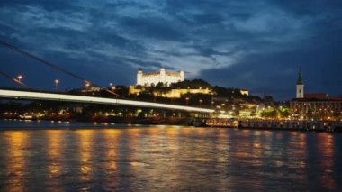 Bratislava şehri Alacakaranlık, Slovakya. Bratislava kalesi geceleri aydınlanmayla dolu. Bratislavsky Hrad, Slovakya 'nın başkenti Tuna Nehri üzerindeki tepede. Hala vurulmuş.