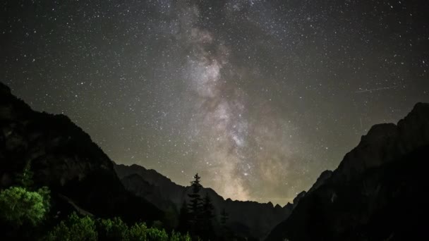 スロベニアのジュリアンアルプスのシルエットの上を移動する天の川の星の時間重複 山の風景に対して明るい星空と美しい暗い夜 — ストック動画