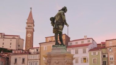 Giuseppe Tartini heykeli Slovenya 'nın başkenti Piran' daki Tartini Meydanı 'nda. Tartini Meydanı 'nın panoramik yavaş çekim görüntüleri. Belediye binası ve St. Georges Kilisesi.. 