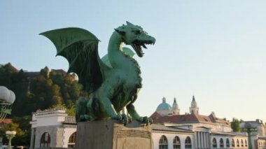 En çok, Slovenya 'nın başkenti Ljubljana' nın sembolü olan Ljubljana Dragon köprüsü Zmajski. Yavaş çekim, Ljubljana şehrindeki ünlü ejderha heykelinin panoramik görüntüsü. 