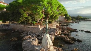 Hırvat kenti Opatija 'nın deniz kıyısında Martı olan bakire. Opatija tatil beldesinde gün doğumunda, Adriyatik denizi ve Hırvatistan 'ın lüks seyahat beldesindeki güzel deniz manzarası