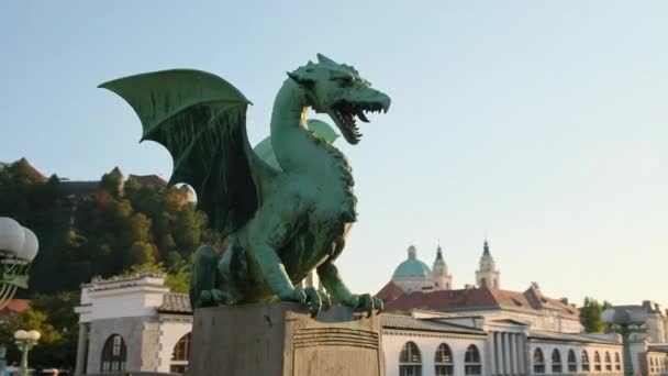 リュブリャナ ドラゴン橋は スロベニア ヨーロッパの首都リュブリャナのシンボルです リュブリャナの有名なドラゴン彫刻のゆっくりとした動きのスティディカムパノラマショット — ストック動画