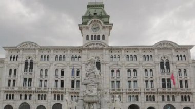 İtalya Piazza Unita d Italia Meydanı 'ndaki Trieste belediye binası, İtalya' nın Friuli Venezia Giulia bölgesi. Kuzey Doğu İtalya 'da bir liman kenti olan Trieste' deki İtalya Meydanı 'nın ana birliği. Yavaş çekim sabit görüntü.