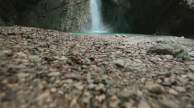 Slovenya Soca Vadisi 'ndeki Kozjak Şelalesi. Triglav Ulusal Parkı 'ndaki güzel Kozjak şelalesi Julian Alps. Yavaş çekim görüntüler ortaya çıkıyor