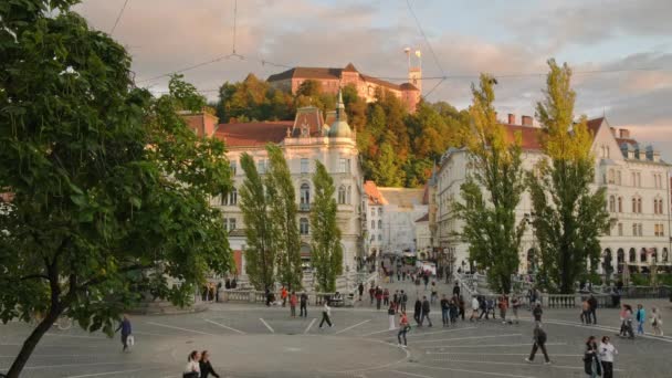 斯洛文尼亚卢布尔雅那 2023年9月25日 位于斯洛文尼亚首都卢布尔雅那的普伦主广场和卢布尔雅那城堡 身份不明的人漫步在美丽的卢布尔雅那市中心 — 图库视频影像