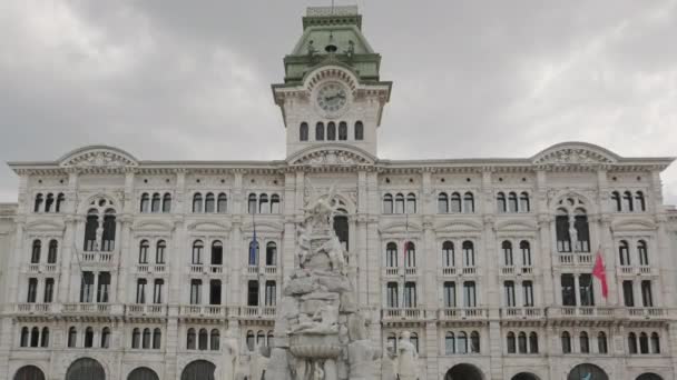 意大利弗留利尼亚朱利亚地区意大利广场的的里雅斯特市政厅 意大利东北部海港城市的里雅斯特的意大利统一广场 慢动作稳定镜头 — 图库视频影像
