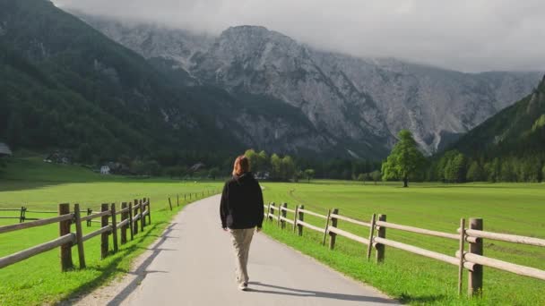 Uma Mulher Caminhando Longo Uma Estrada Rural Paisagem Alpina Logar — Vídeo de Stock