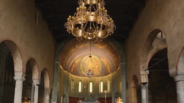 意大利的里雅斯特Sant Justus大教堂的内部景观 San Giusto Martire城堡的内部 慢动作稳定镜头 — 图库视频影像