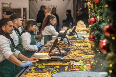 Budapeşte, Macaristan - 20 Kasım 2022: Budapeşte 'deki geleneksel Noel pazarının sokak yemekleri. Kışın Noel Fuarı. Köknar ağacının Xmas dekorasyonu yakın plan ve odak noktasında.