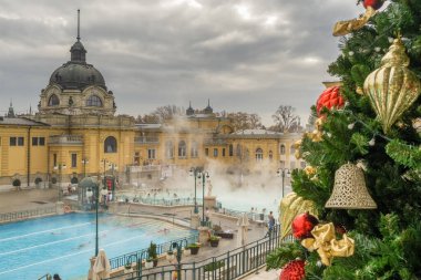 Budapeşte, Macaristan - 21 Kasım 2022: Budapeşte, Macaristan 'da Szechenyi Hamamları. Avrupa 'da tarihi Macar termik banyosu. Szchenyi Hamamlarının balkonunda Noel ağacı. 