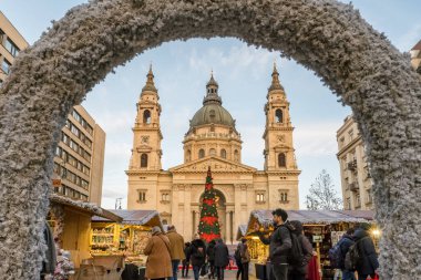 Budapeşte, Macaristan - 21 Kasım 2022: Macaristan 'ın Budapeşte kentindeki Aziz Stephen Bazilikası' nın önündeki geleneksel Noel pazarı. Budapeşte 'de kış tatili