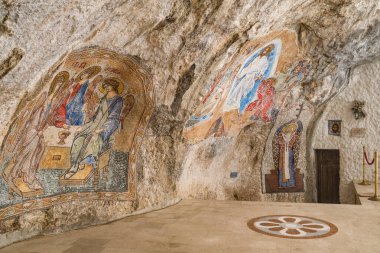 Ostrog, Karadağ - 15 Kasım 2022: Karadağ 'daki Ostrog manastırında kayalar üzerindeki Mozaik ikleri. Ortodoks Hıristiyanlığı
