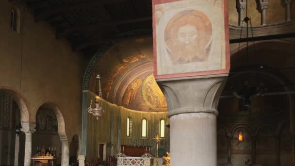 イタリアのトリエステにあるサン ジャスティスの大聖堂の内観 カテドラル ジュスト マリオール スローモーションステディカム映像 — ストック動画