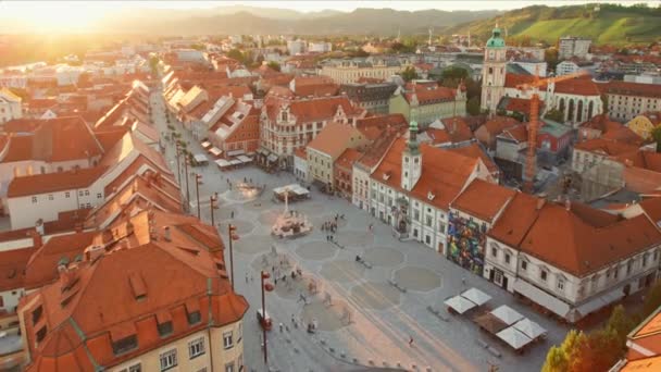 在阳光明媚的日子里 在斯洛文尼亚的马里博尔市鸟瞰风景 马里博尔是斯洛文尼亚第二大城市 Maribor Main Square Plague Column Historical Buildings — 图库视频影像