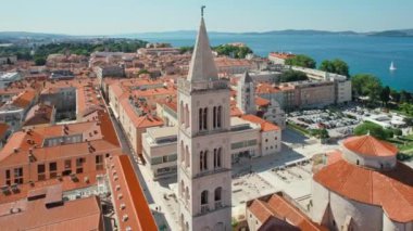 Hırvatistan 'ın Dalmaçya bölgesindeki Zadar kasabasının hava manzarası. Tarihi Roma Forumu, Çan Kulesi ve Katedral Binası. Hırvatistan 'ın ünlü simgeleri. Zadar şehrinin insansız hava aracı görüntüsü