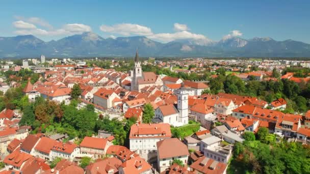 Luchtfoto Van Oude Stad Van Kranj Met Bergketen Achtergrond Slovenië — Stockvideo