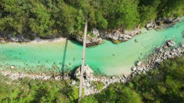 Підвісний Міст Охоплює Смарагдові Води Річки Сока Словенії Вид Зверху — стокове відео