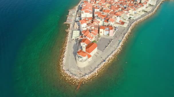 Letecký Pohled Staré Město Piran Starým Majákem Tyrkysovou Mořskou Vodou — Stock video