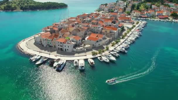 克罗地亚达尔马提亚地区亚得里亚海一个小岛上的Tribunj老城的空中景观 位于小岛上的亚得里亚海的Tribunj镇 Tribunj中世纪城镇附近的小渔船 — 图库视频影像