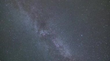 Samanyolu Galaksisi gece gökyüzünde hareket ediyor. Yıldızlı gökyüzünde zaman kaybı. Yıldız izleri yuvarlanıyor. Dünyadan gelen sonsuz evren. Güzel bir hava ve iyi bir görüş mesafesi.. 